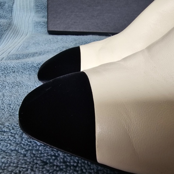 Chanel Ankle Boot Ivory/Black worn once 1575 new. 2022 year - Picture 2 of 16